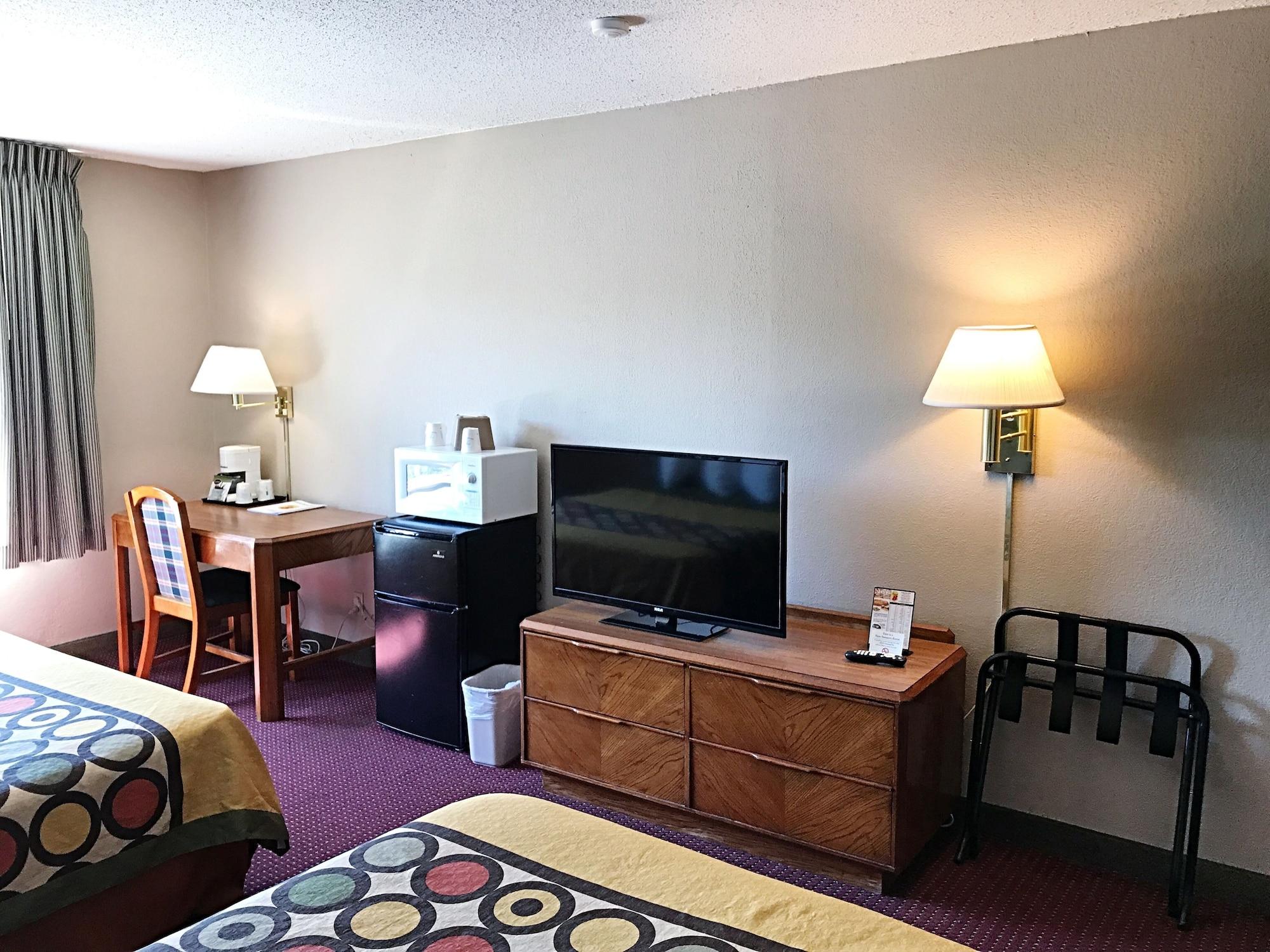 Super 8 By Wyndham Madison East Hotel Buitenkant foto