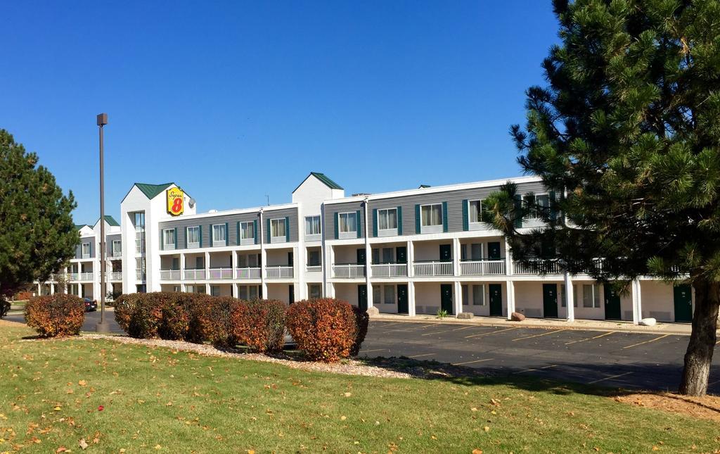 Super 8 By Wyndham Madison East Hotel Buitenkant foto