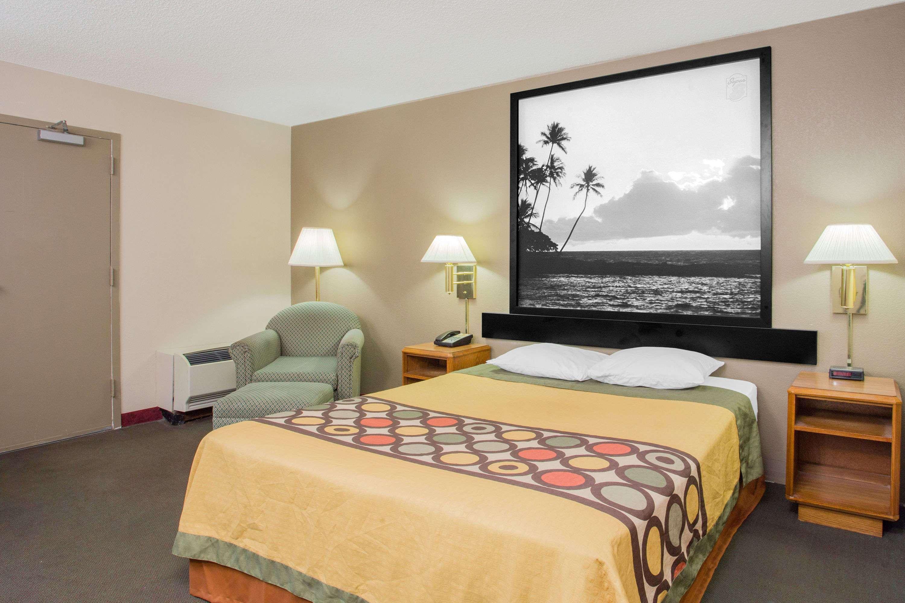Super 8 By Wyndham Madison East Hotel Buitenkant foto
