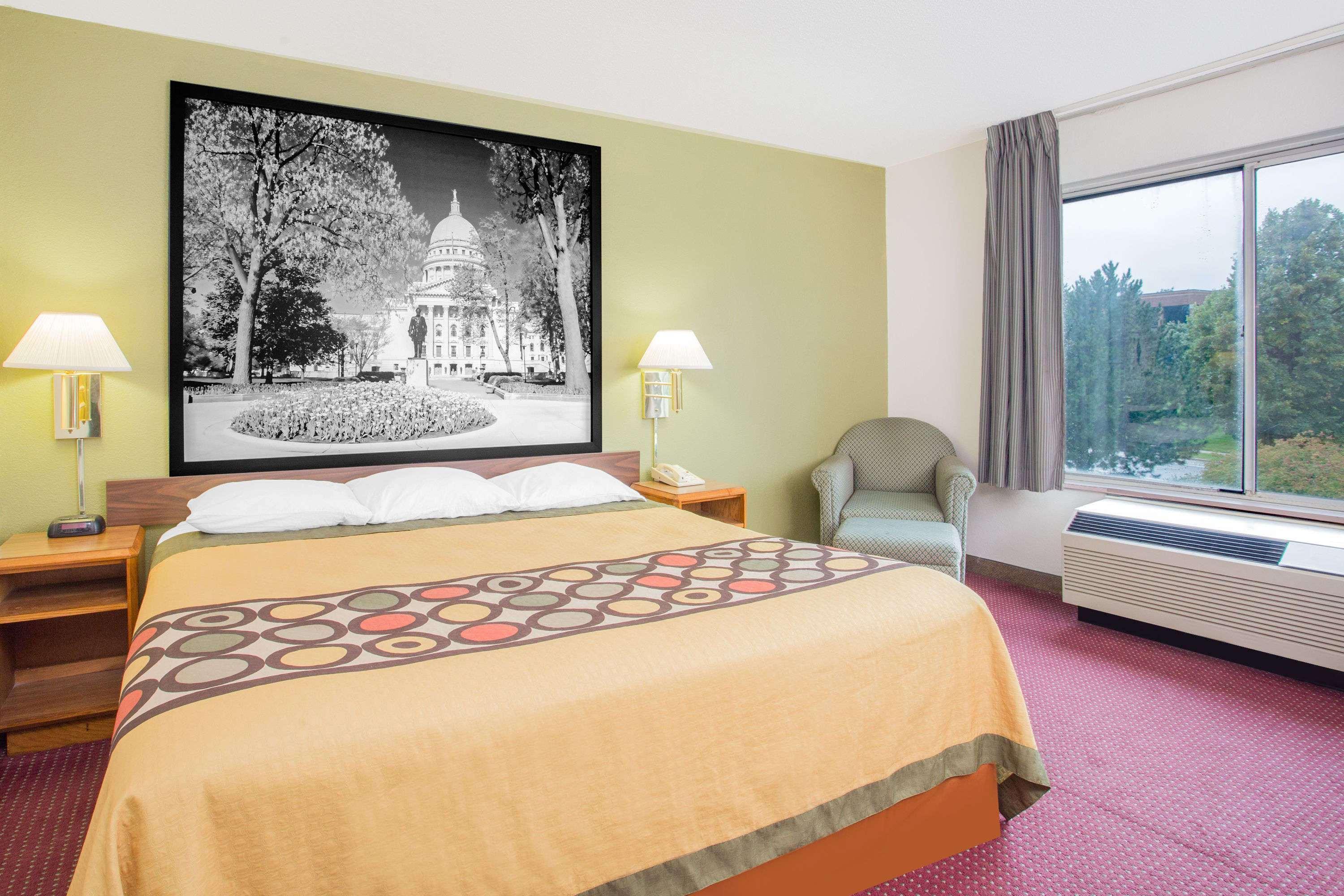 Super 8 By Wyndham Madison East Hotel Buitenkant foto