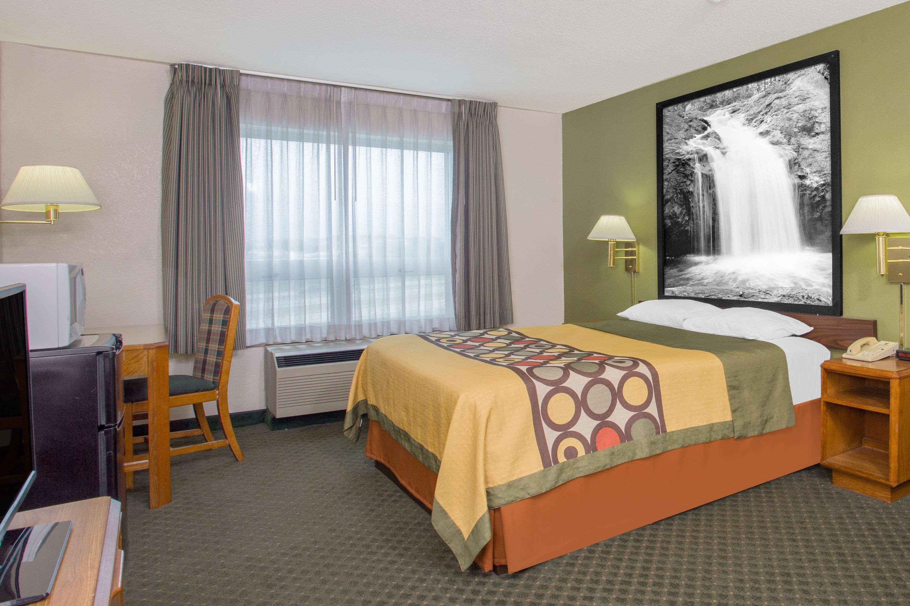 Super 8 By Wyndham Madison East Hotel Buitenkant foto