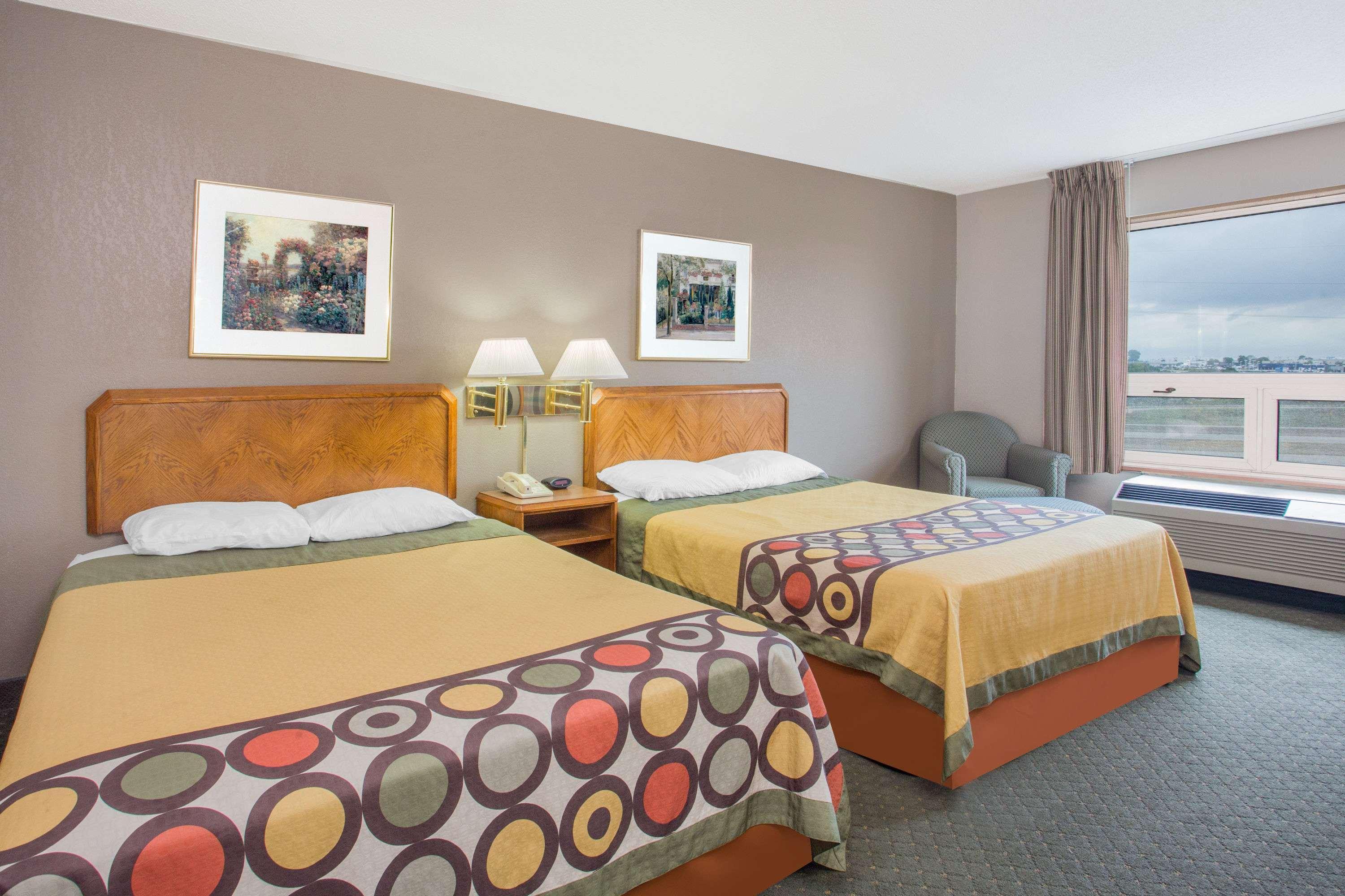 Super 8 By Wyndham Madison East Hotel Buitenkant foto