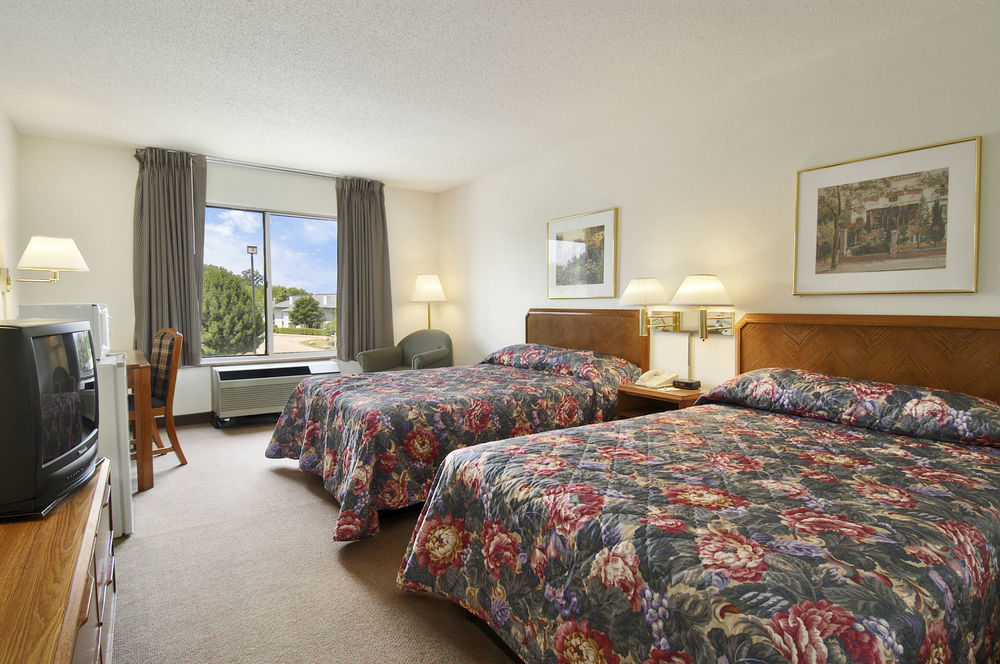 Super 8 By Wyndham Madison East Hotel Buitenkant foto