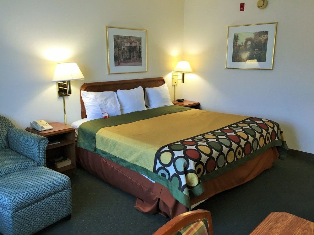Super 8 By Wyndham Madison East Hotel Buitenkant foto