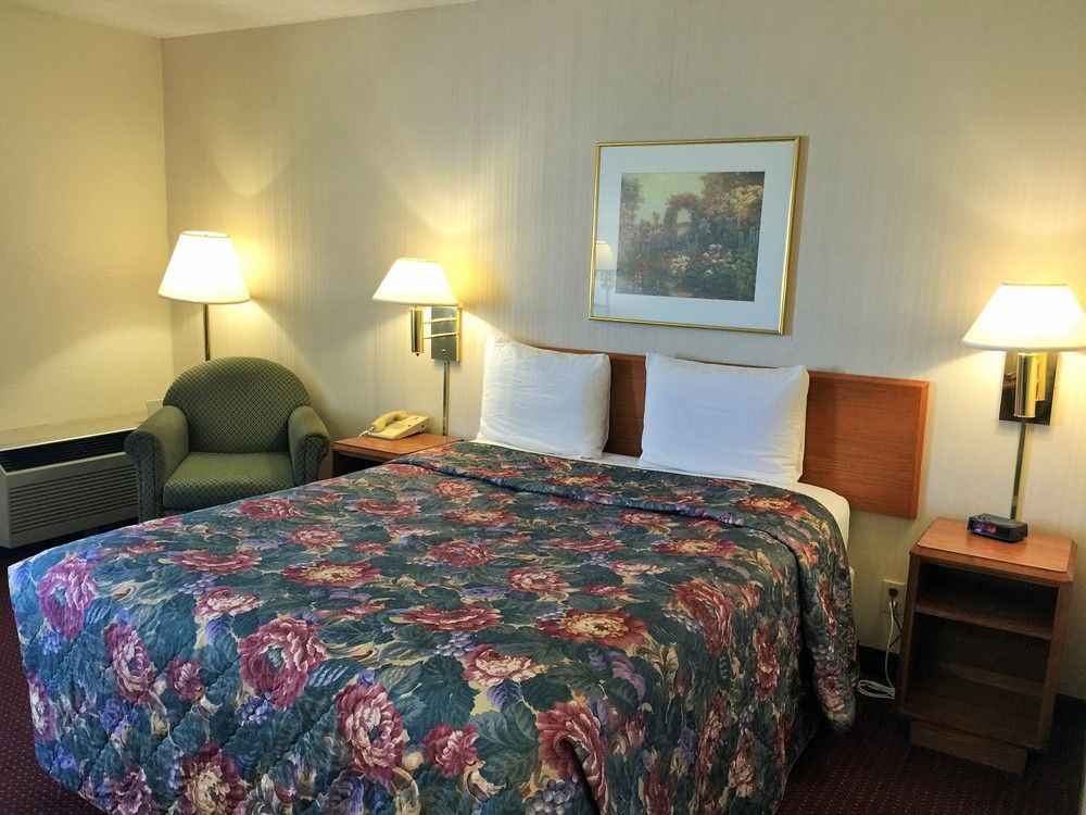 Super 8 By Wyndham Madison East Hotel Buitenkant foto
