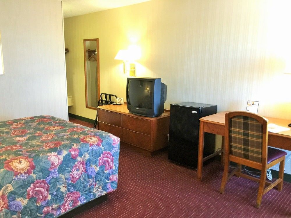 Super 8 By Wyndham Madison East Hotel Buitenkant foto