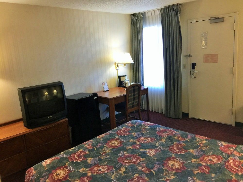 Super 8 By Wyndham Madison East Hotel Buitenkant foto
