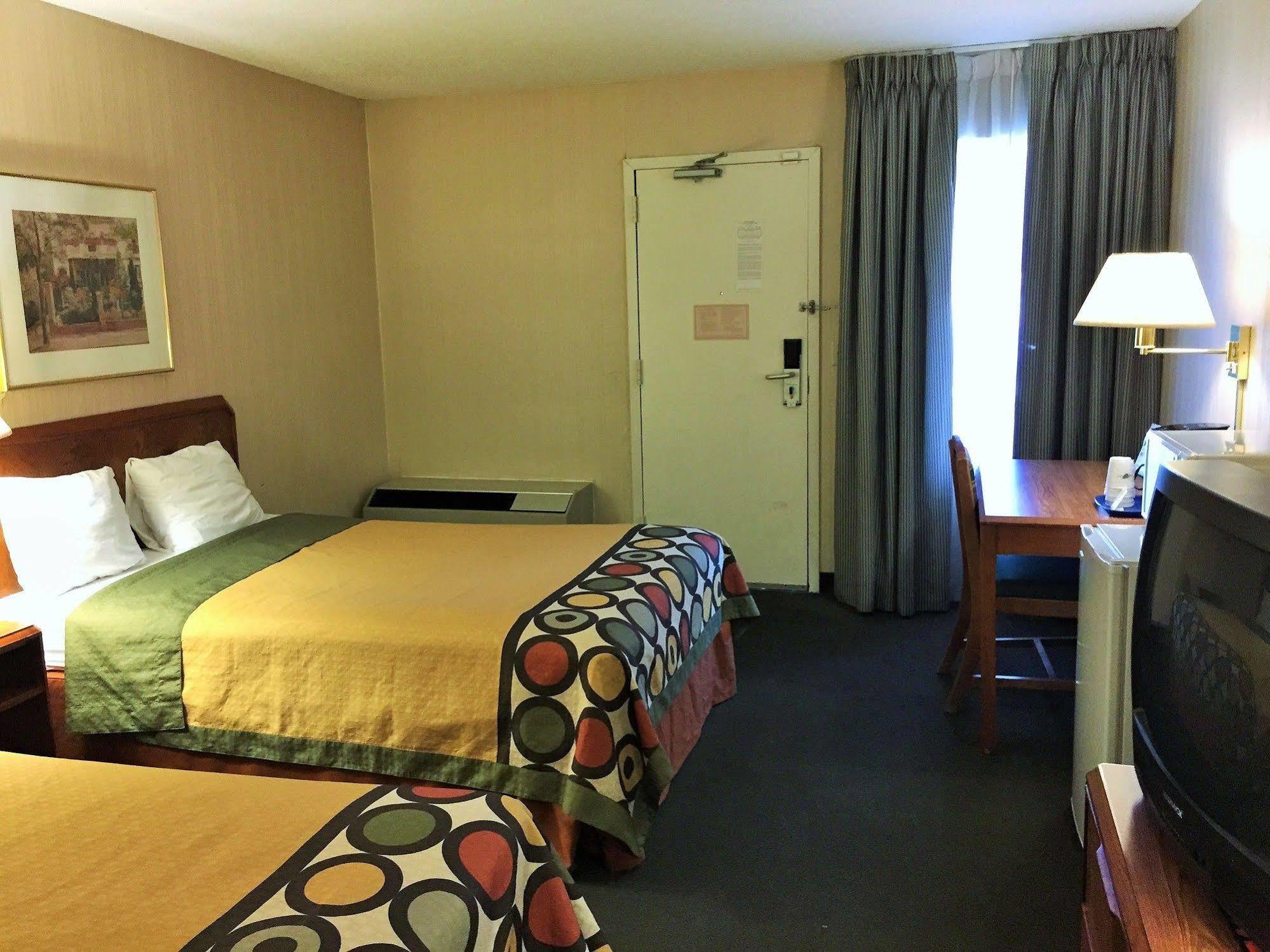 Super 8 By Wyndham Madison East Hotel Buitenkant foto