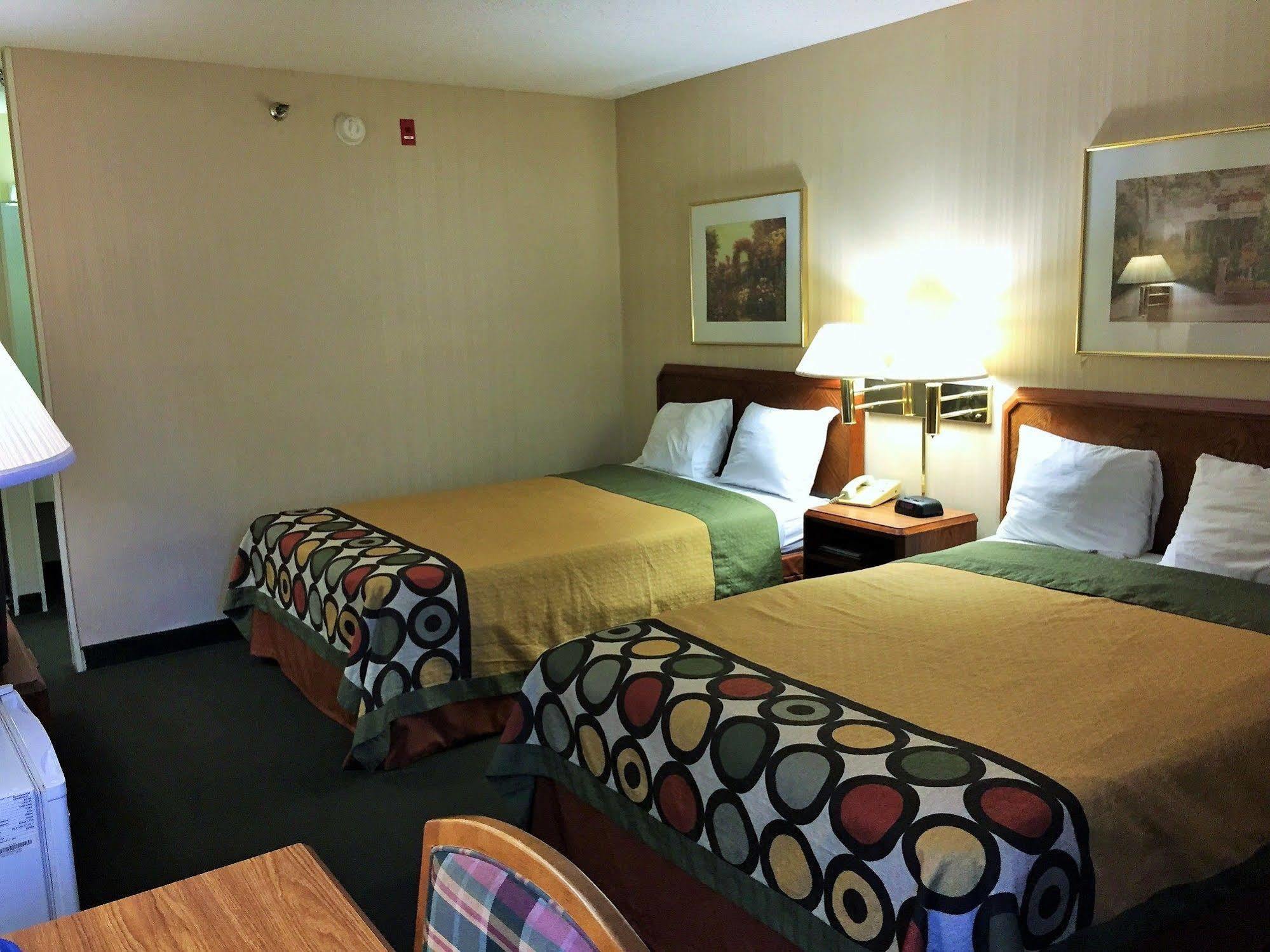 Super 8 By Wyndham Madison East Hotel Buitenkant foto