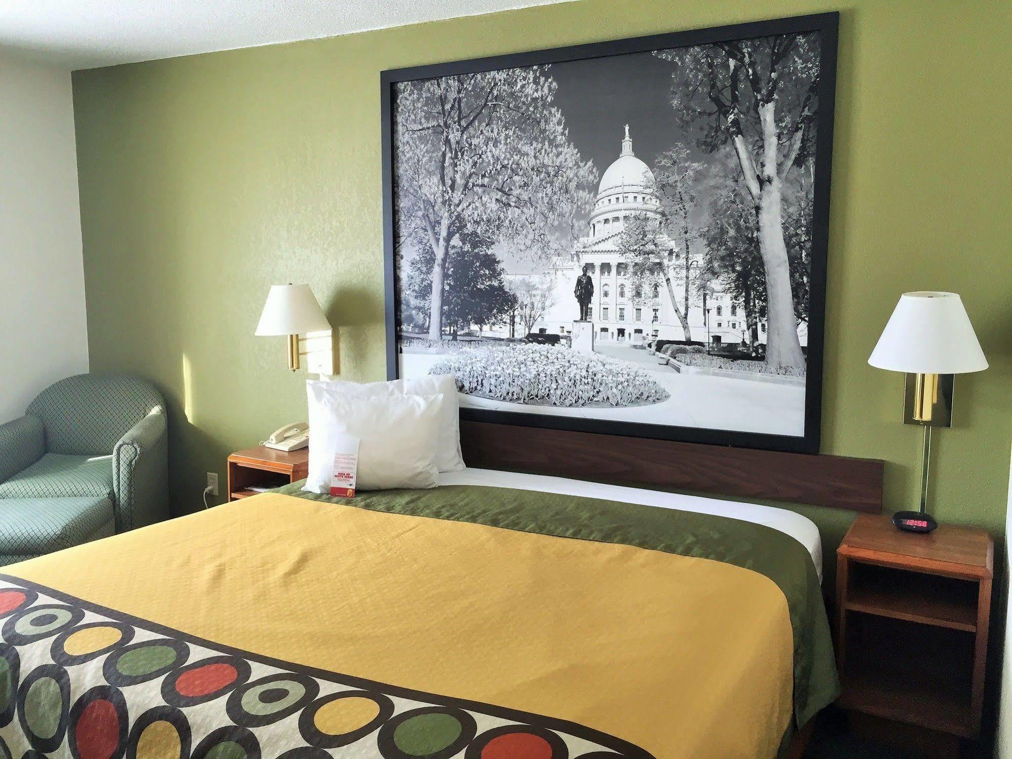 Super 8 By Wyndham Madison East Hotel Buitenkant foto