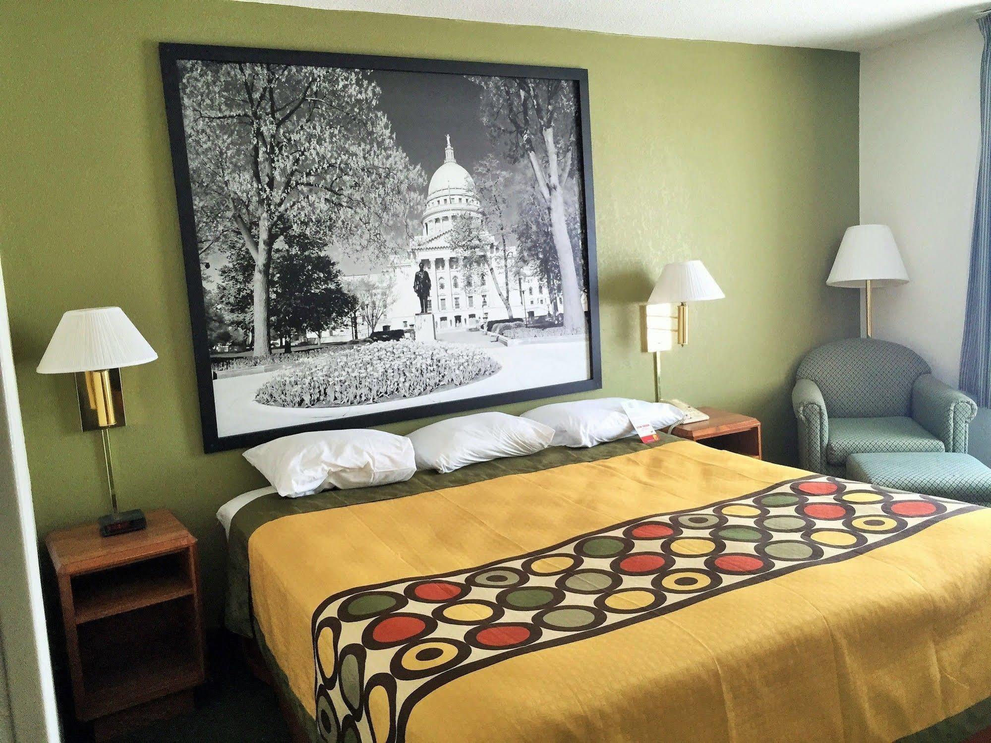 Super 8 By Wyndham Madison East Hotel Buitenkant foto
