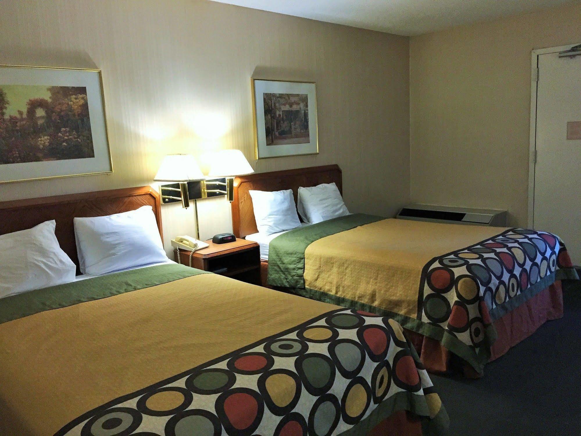 Super 8 By Wyndham Madison East Hotel Buitenkant foto