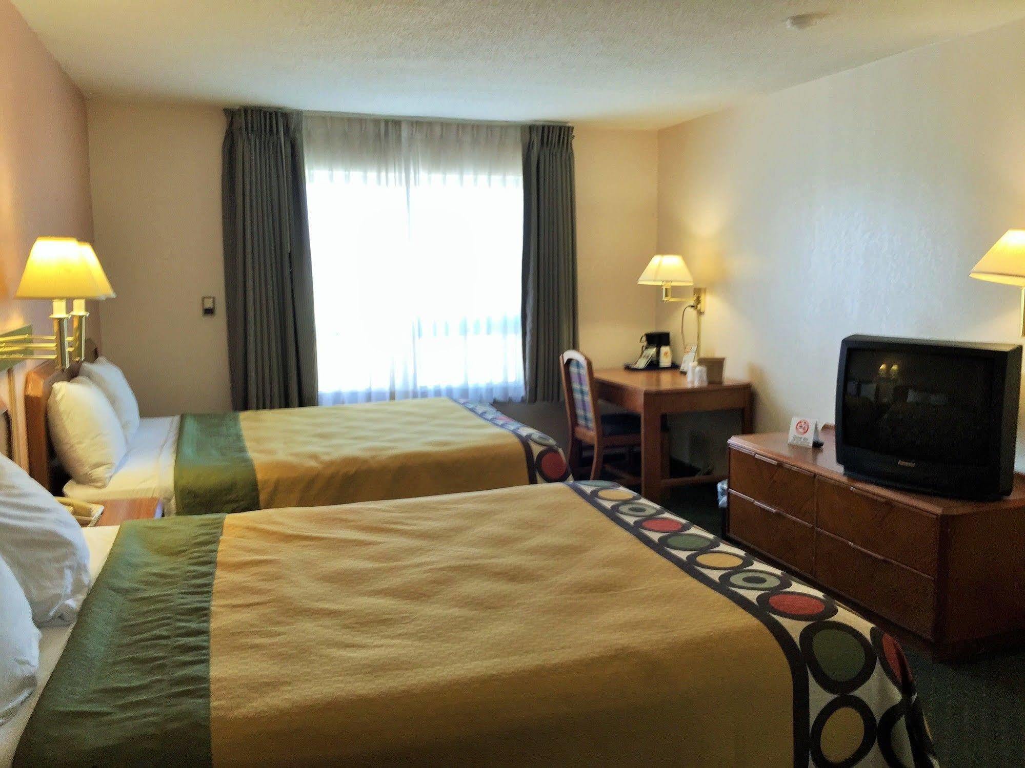 Super 8 By Wyndham Madison East Hotel Buitenkant foto