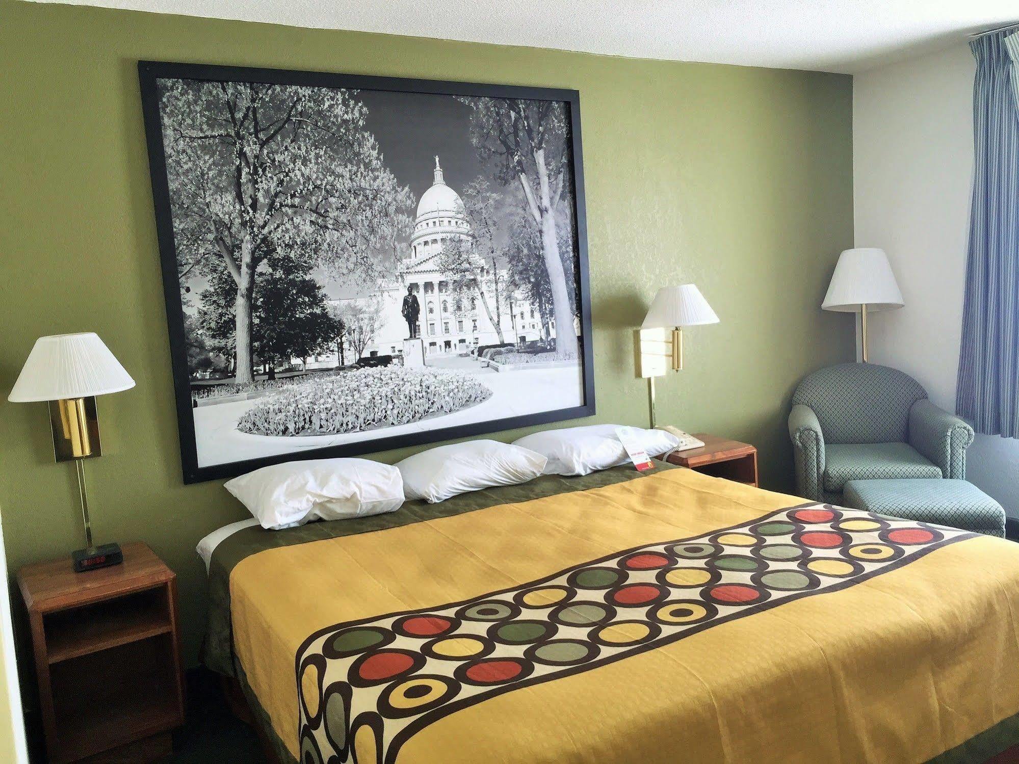 Super 8 By Wyndham Madison East Hotel Buitenkant foto